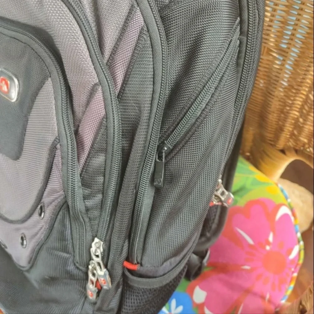 SwissGear Black and Gray Sporty Backpack with Modern Design, NWOT